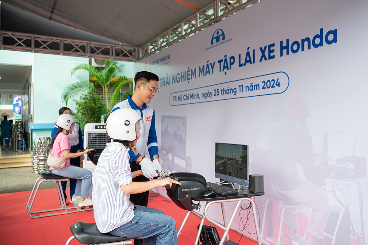 Phụ huynh trải nghiệm trên máy tập lái xe Honda
