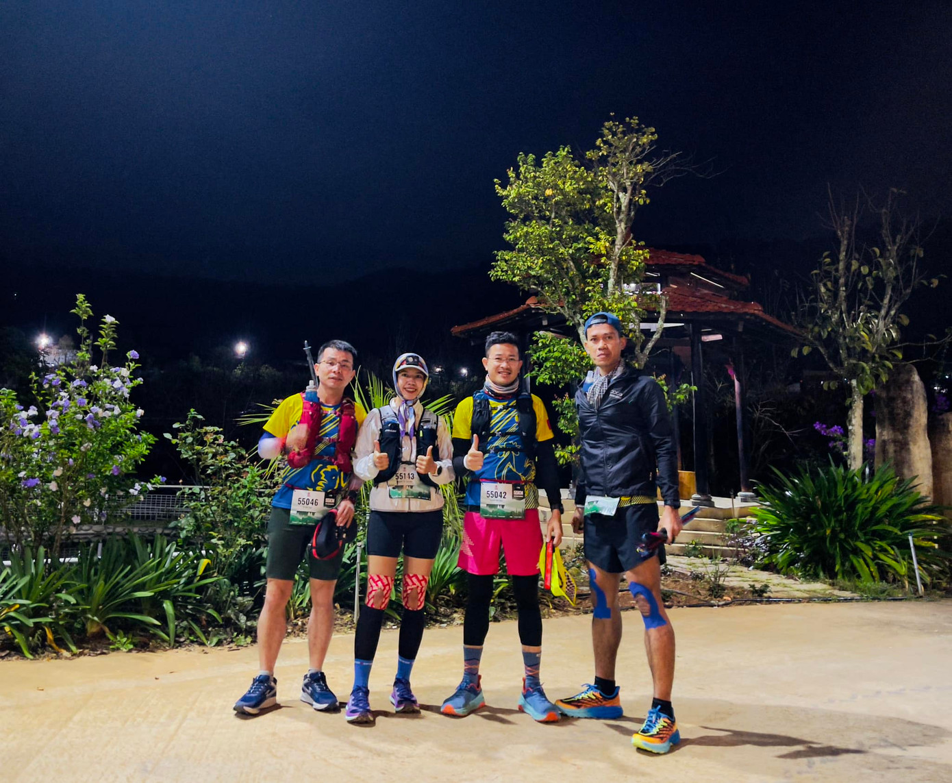 CLB Daklak Runner (2 ảnh trên) tham gia giải chạy lần này khoảng 8 người và đều có những thành tích ấn tượng. Nhà báo Nguyễn Văn Tuấn đến từ CLB Tiền Phong Runners lần thứ 2 thử thách chạy cự ly 55km.