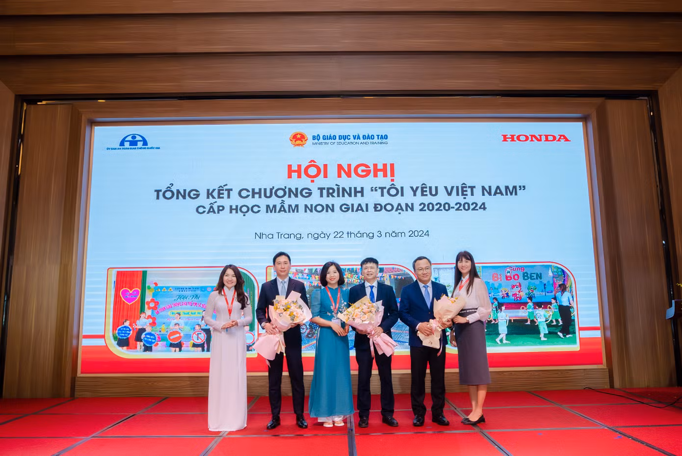 Đại diện các cô giáo lên tặng hoa cảm ơn Vụ Giáo dục Mầm non - Bộ GDĐT, Ủy ban ATGT Quốc gia và Công ty Honda Việt Nam