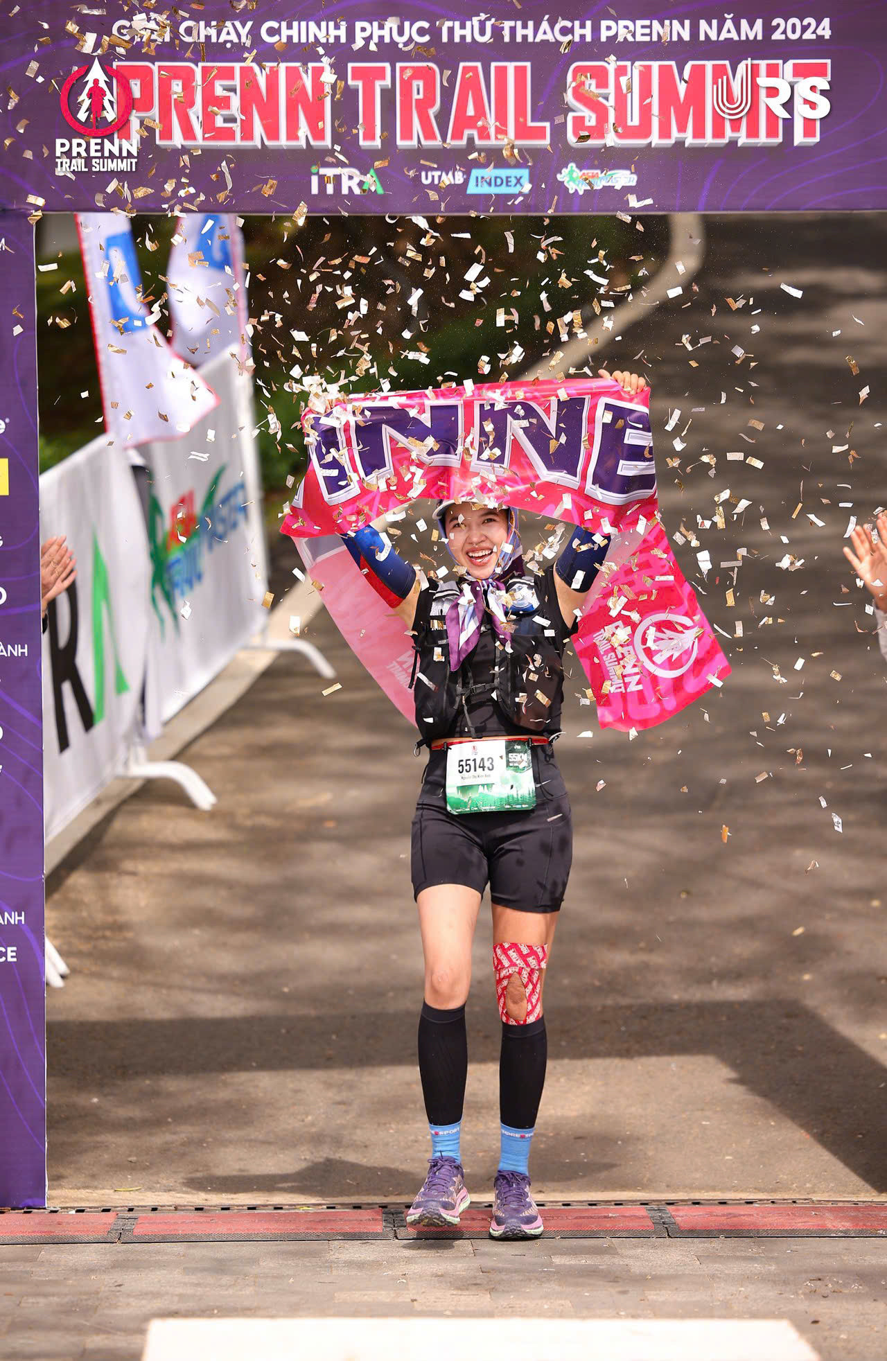 "Tháng trước hoàn thành sub 3h30 nên tôi xác định sẽ tham gia 1 giải trail để thử sức. Lần đầu tiên chạy trail ở giải Prenn Trail Summit này, bản thân đặt target đi đúng mục tiêu của mình. Biết nhiều đối thủ cạnh tranh, trong đó có runner Tập Trang cực kỳ kinh nghiệm nhiều giải trail của Lâm Đồng nên tôi quyết tâm duy trì đều đặn tốc độ, tầm 8km đã chủ động vượt lên đối thủ để dẫn tốp đầu. Khi cán được đích vô cùng hạnh phúc vì đã vượt qua được chính mình, vượt qua nỗi sợ chạy 1 mình trong đêm", Kim Anh vô địch 55km nữ chia sẻ.
