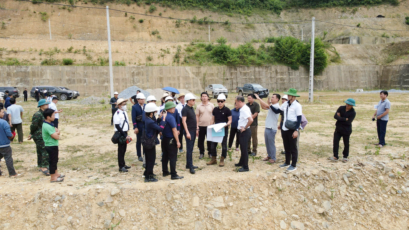 TGĐ Hoàng Kim Khánh trực tiếp chỉ đạo quá trình xây dựng nhà tình thương tại xóm Bản Riềng, xã Sơn Lộ, huyện Bảo Lạc, tỉnh Cao Bằng