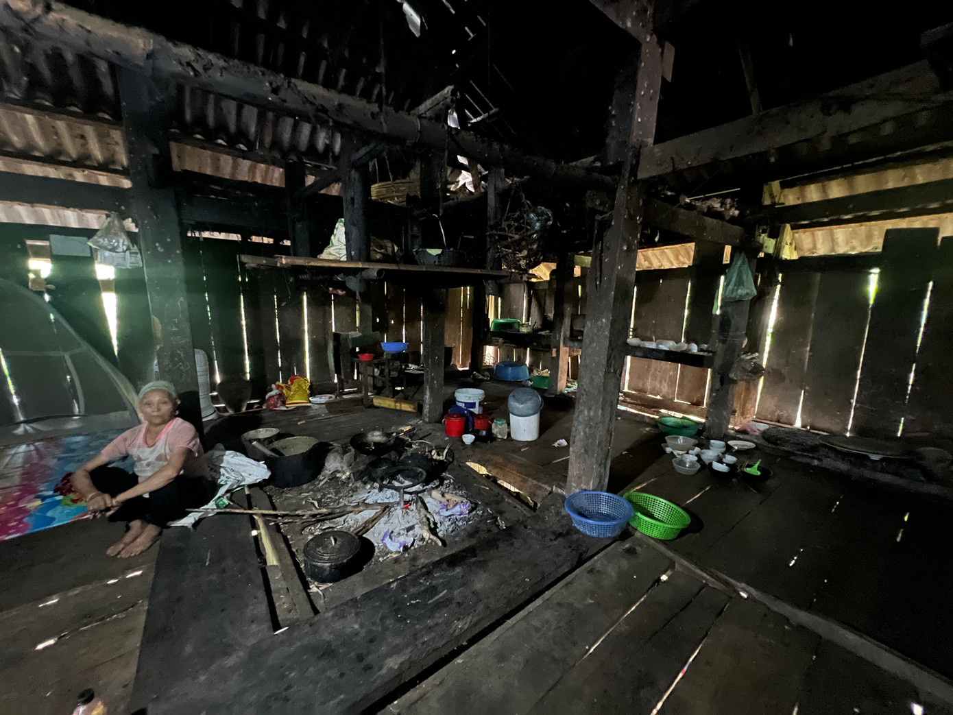 Hình ảnh những ngôi nhà tạm bợ của bà con nơi đây khiến nhiều người không khỏi xót xa