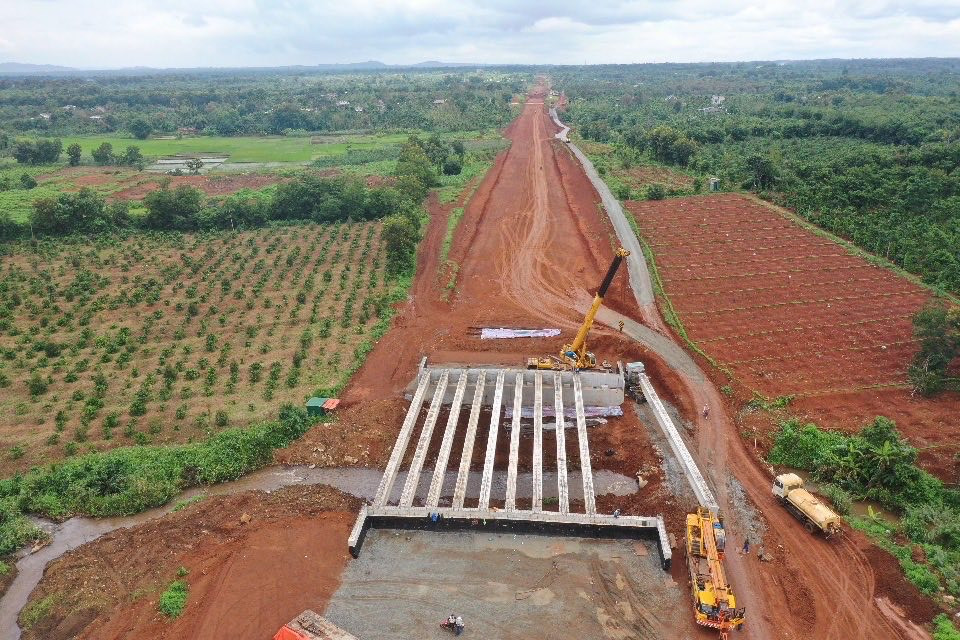 Các dầm cầu Ea Knuếc 3 được lao lắp