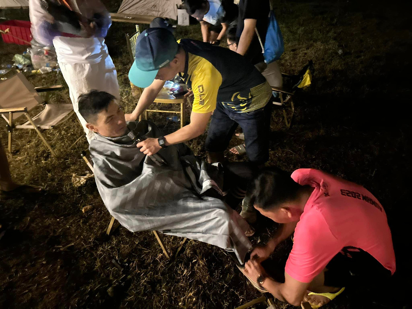 Runner Nguyễn Đình Chiến được ban tổ chức chăm sóc sau khi kết thúc cuộc đua Runner Nguyễn Đình Chiến được ban tổ chức chăm sóc sau khi kết thúc cuộc đua