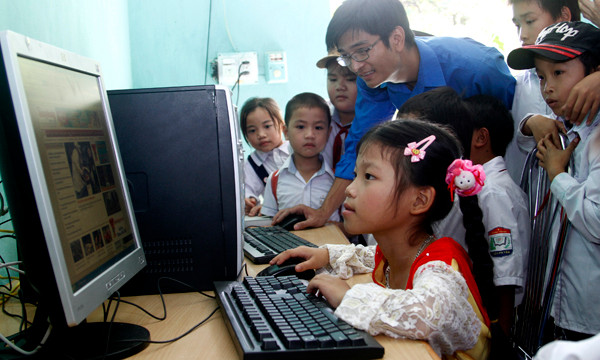 Một em học sinh vào trang điện tử Tiền Phong