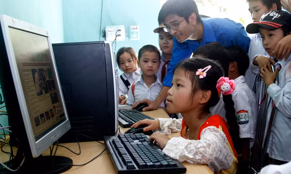 Một em học sinh vào trang điện tử Tiền Phong