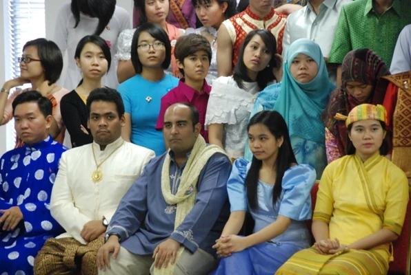 Trưởng đoàn VN Phạm Trung Hiếu (áo xanh) và một số Trưởng đoàn ASEAN