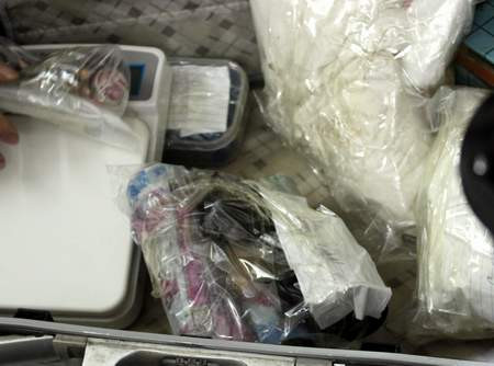 Phía trong vali có rất nhiều tang vật khác liên quan đến vụ án