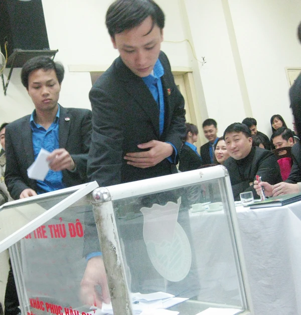 Đại biểu bỏ phiếu bầu Bí thư trực tiếp tại ĐH. Ảnh: Đức Tiến