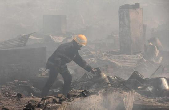 Bình gas phát nổ liên tiếp, 1.000 ngôi nhà chìm trong biển lửa ảnh 2