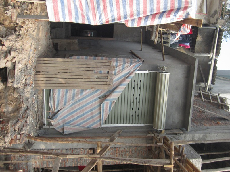 Vừa mới được xây dựng xong, chỉ rộng vài mét vuông, che chắn tạm bợ