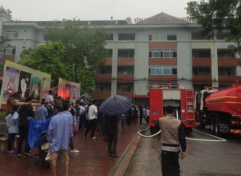 Nhà phục hồi chức năng bốc cháy, bệnh nhân nháo nhác sơ tán ảnh 1