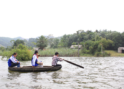 Vượt qua quãng đường 3 km trên mặt hồ rộng mênh mông là sang đến trường