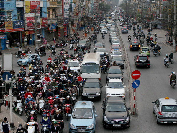 Nhiều tuyến đường của Hà Nội đã đông nghịt người