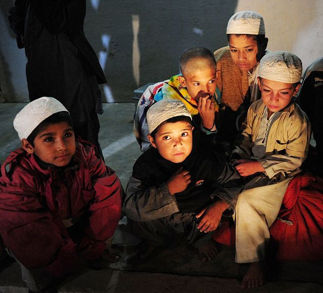 Giải thoát 45 học sinh Pakista bị xiềng xích dưới tầng hầm