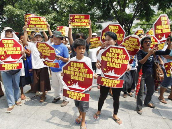 Người dân Philippines biểu tình phản đối Trung Quốc đưa tàu thuyền tới bãi cạn tranh chấp trên Biển Đông. Ảnh: Philippine Star