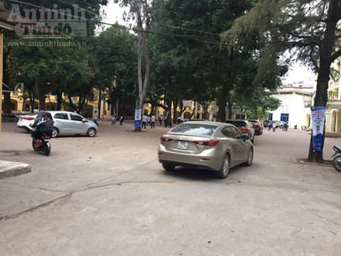 Sao lại lạm dụng sân trường làm bãi gửi xe? ảnh 3