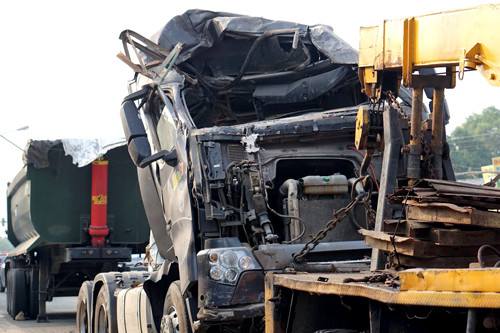 Bé 3 tuổi bò ra khỏi đống đổ nát khi ôtô tông sập nhà ảnh 1