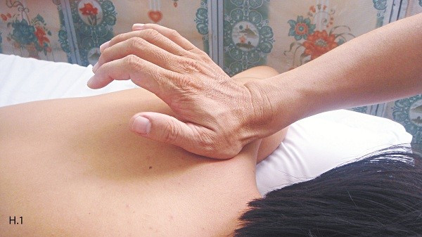Xoa bóp chữa đau vai gáy hiệu quả ảnh 1