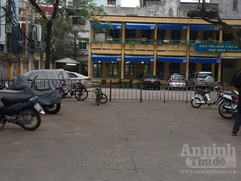 Sao lại lạm dụng sân trường làm bãi gửi xe? ảnh 5
