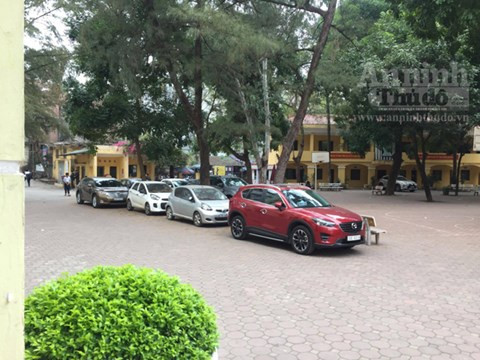 Sao lại lạm dụng sân trường làm bãi gửi xe? ảnh 1