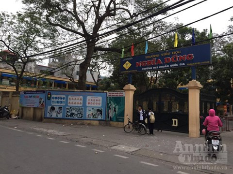 Sao lại lạm dụng sân trường làm bãi gửi xe? ảnh 6