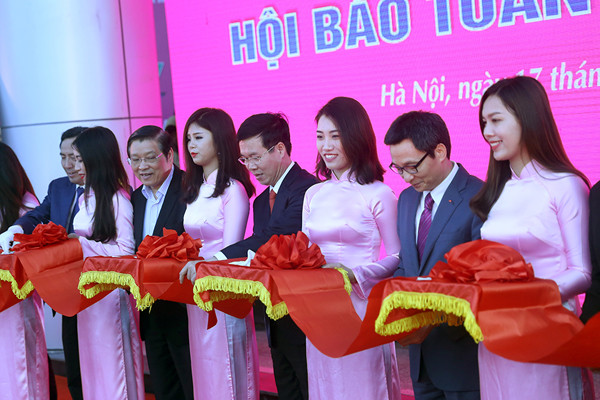 Phó Thủ tướng thăm gian hàng báo Tiền Phong tại Hội Báo 2017 ảnh 5