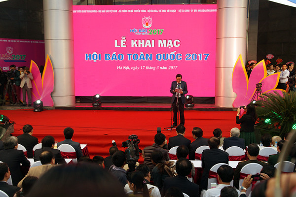 Phó Thủ tướng thăm gian hàng báo Tiền Phong tại Hội Báo 2017 ảnh 2