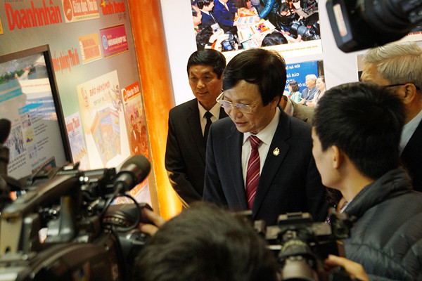 Phó Thủ tướng thăm gian hàng báo Tiền Phong tại Hội Báo 2017 ảnh 8