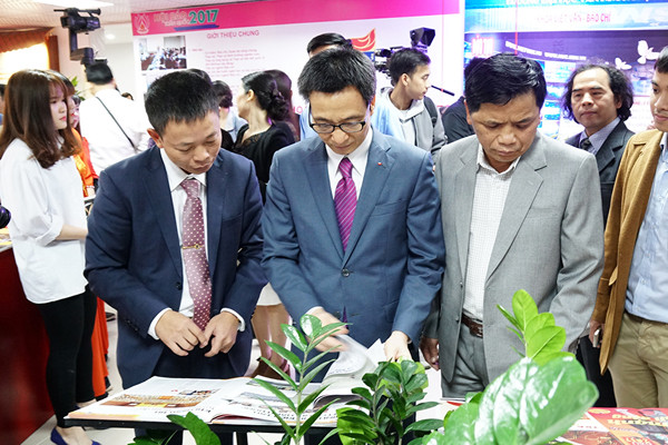 Phó Thủ tướng thăm gian hàng báo Tiền Phong tại Hội Báo 2017 ảnh 6