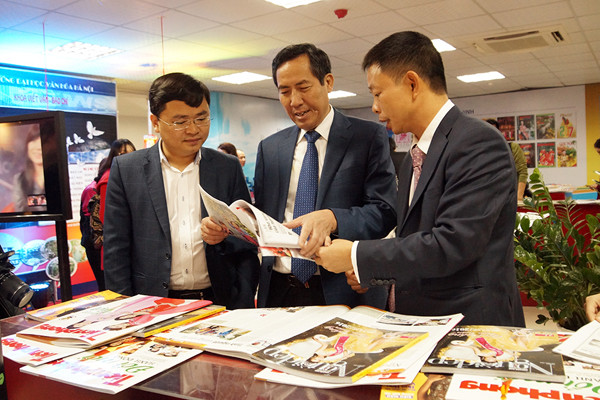 Phó Thủ tướng thăm gian hàng báo Tiền Phong tại Hội Báo 2017 ảnh 7