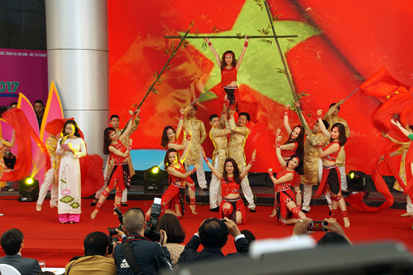 Phó Thủ tướng thăm gian hàng báo Tiền Phong tại Hội Báo 2017 ảnh 14