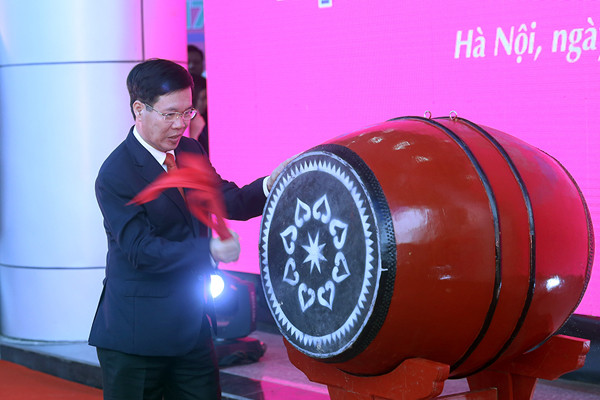 Phó Thủ tướng thăm gian hàng báo Tiền Phong tại Hội Báo 2017 ảnh 4