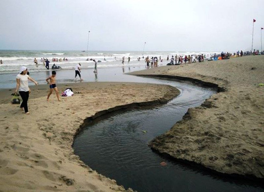 Cống nước hôi thối chảy ra biển Sầm Sơn: Du khách bức xúc vẫn phải bịt mũi tắm ảnh 1