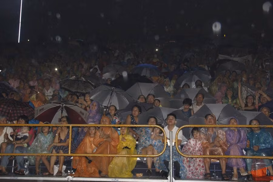 Trời đổ mưa, pháo hoa Trung Quốc “mù câm” vì nghẹt khói ảnh 1