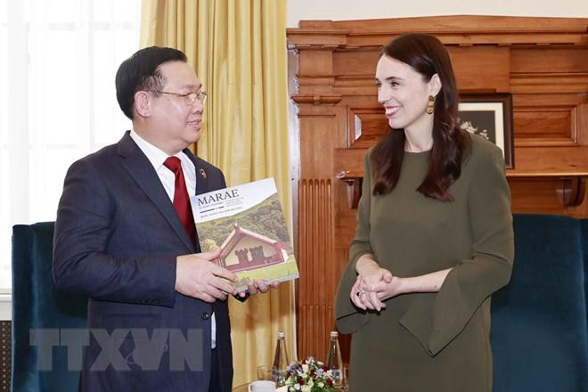 Chủ tịch Quốc hội Vương Đình Huệ và Thủ tướng New Zealand Jacinda Ardern trao đổi tặng phẩm lưu niệm. (Ảnh: Doãn Tấn/TTXVN)