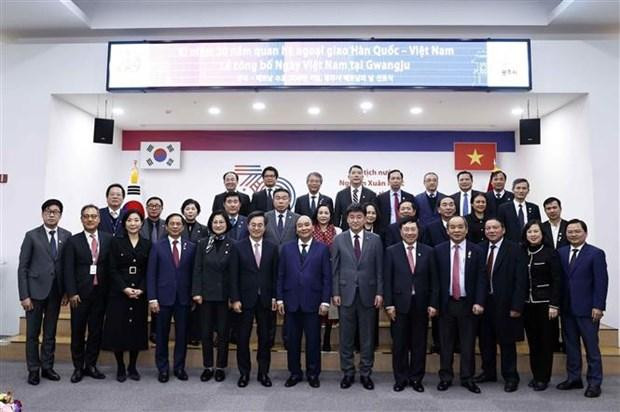 Chủ tịch nước Nguyễn Xuân Phúc cùng các đại biểu dự Lễ công bố Ngày Việt Nam của thành phố Gwangju (Hàn Quốc). (Ảnh: Thống Nhất/TTXVN)