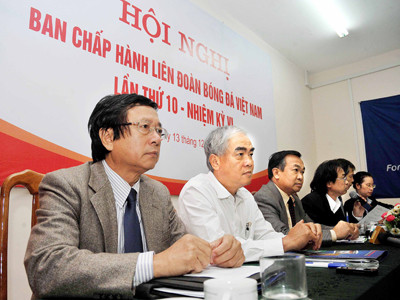 Ông Lê Hùng Dũng (áo trắng) sẽ rút khỏi cuộc đua chức chủ tịch VFF khoá VII?. ảnh: VSI