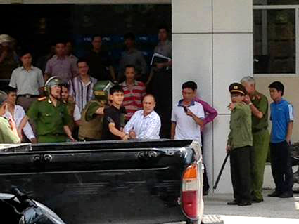 Đối tượng (áo đen) áp tải về trụ sở CAP Dịch Vọng Hậu để điều tra, xử lý. Đối tượng (áo trắng) bị dẫn giải về cơ quan công an để tiếp tục điều tra