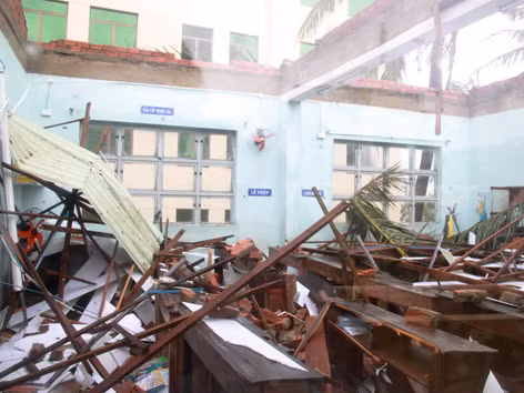 Trường tiểu học Hoàng Văn Thụ - Đà Nẵng tốc mái. Ảnh: Nguyễn Huy