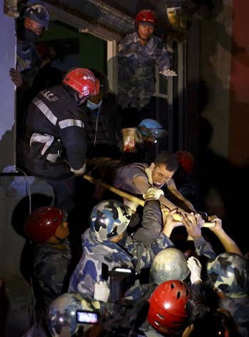 Sống sót sau 80 tiếng dưới đống đổ nát ở Nepal ảnh 2