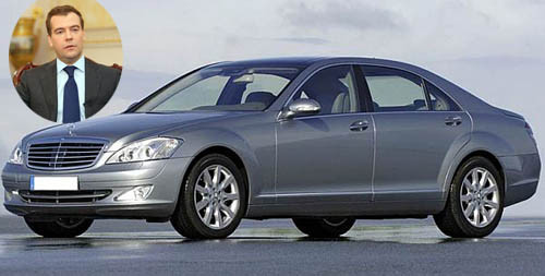 Tổng thống Nga Dmitry Medvedev sử dụng chiếc Mercedes S-Class Limousine, phiên bản kéo dài của chiếc W221 - phiên bản mới nhất của dòng S-Class. Xe được trang bị hệ thống trợ lái ban đêm, hệ thống nhận diện tai nạn khi phanh gấp hoặc trượt bánh, tự động giữ khoảng cách an toàn với xe trước. Với người dùng bên trong, ghế ngồi của xe được trang bị hệ thống massage, tựa đầu tự động điều chỉnh, đèn hồng ngoại giúp tăng tầm nhìn lên đến 150m và hệ thống treo cực kỳ êm ái