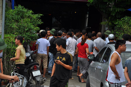 Người dân hiếu kỳ chen chúc đứng xem