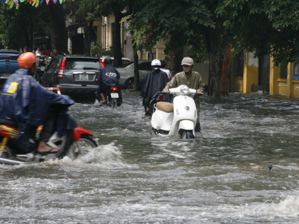 Ngập nước khiến xe chết máy phải dắt bộ