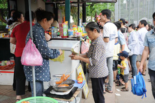 Các quán ăn, dịch vụ chụp ảnh, thuê tượng hay ô tô chụp ảnh cũng bội thu nhờ mấy ngày lễ