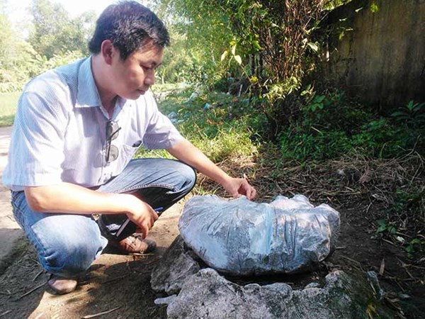 Phóng viên tìm hiểu về hòn đá lạ .