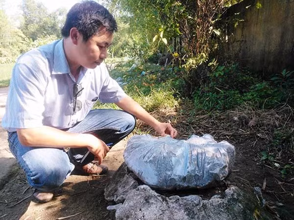 Phóng viên tìm hiểu về hòn đá lạ .