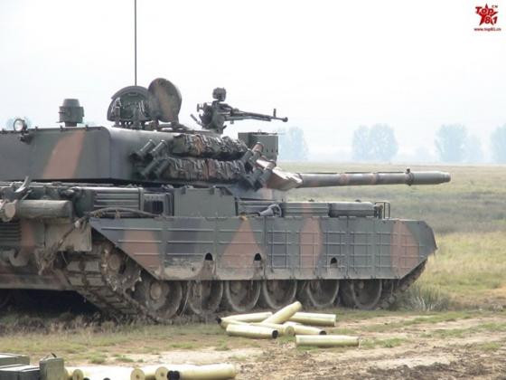 Vũ khí phụ gồm 1 súng máy đồng trục 7,62 mm, cơ số 4.500 viên đạn, súng máy hạng nặng 12,7 mm cơ số 750 viên đạn.