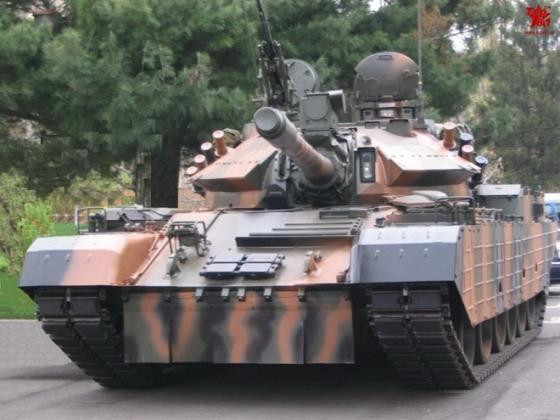 TR-85M1 có tháp pháo mới lớn hơn, bổ sung thêm giáp thụ động ở vòng cung phía trước tháp pháo, trang bị váy bảo vệ hông. Những vị trí xung yếu có bổ sung thêm giáp phản ứng nổ ERA.