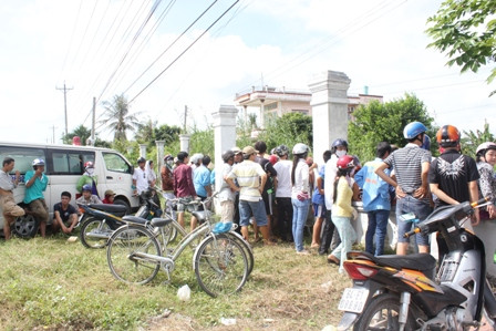 Rất đông người dân đến xem hiện trường vụ việc